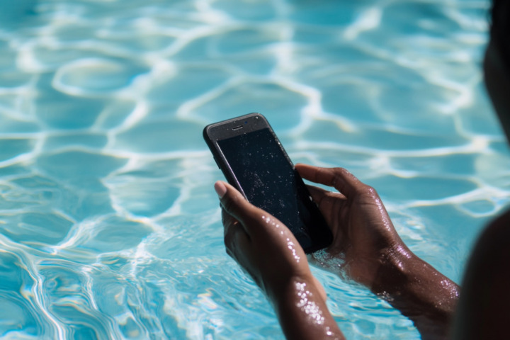 防水スマホ どこで使える