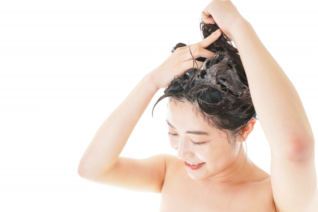 髪をサラサラにする方法1:シャンプー(予洗い・泡立て・すすぎ)を正しく行う