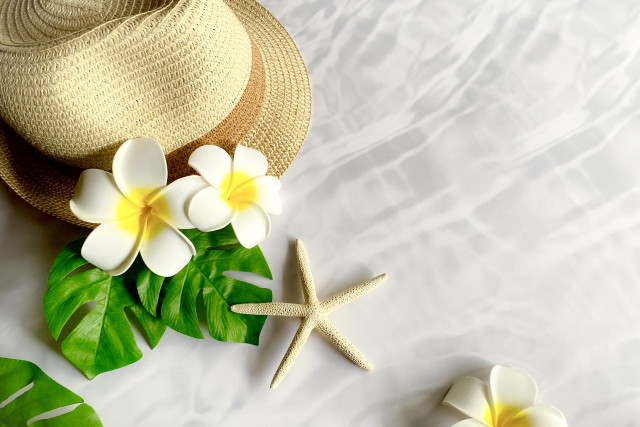 夏の紫外線対策には、UVカットスプレーや帽子を活用しよう