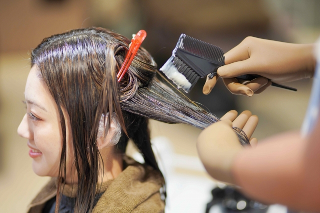 髪がパサパサになる原因1:ヘアカラーやパーマによるキューティクルダメージ