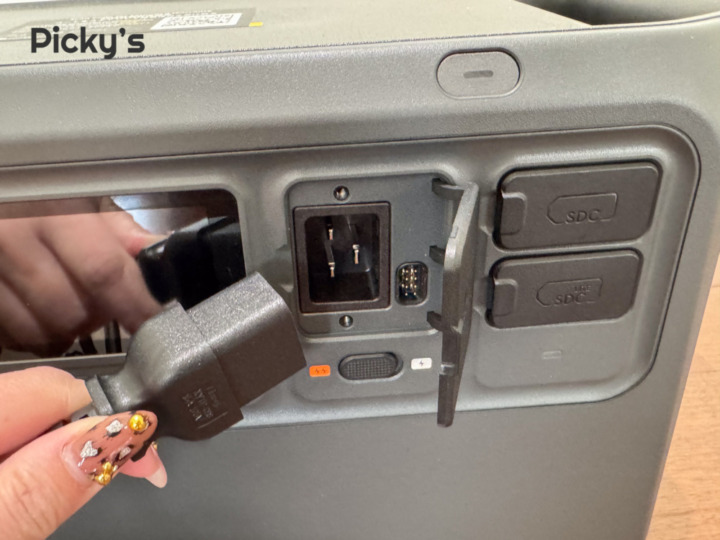 前面ポートで操作しやすい一方、大きめアダプタは干渉しやすいのが惜しい