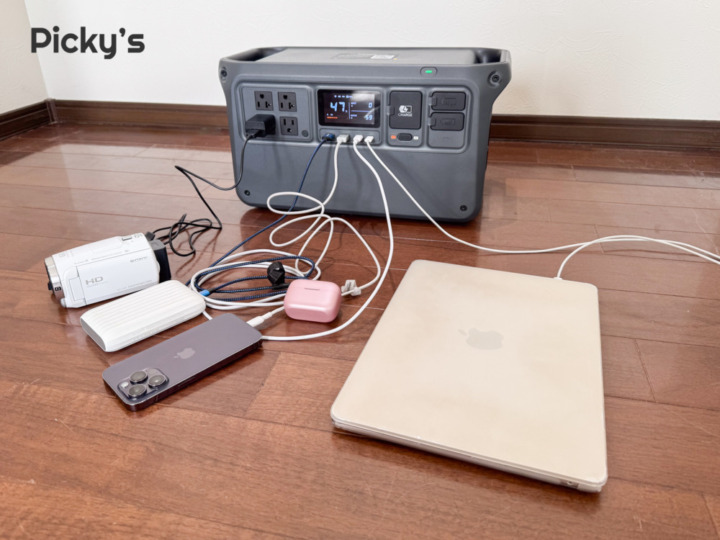 前面ポートで操作しやすい一方、大きめアダプタは干渉しやすいのが惜しい